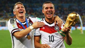...dennoch stand am Ende der größte Titel seiner Karriere zu Buche: Zusammen mit Buddy Schweinsteiger durfte Podolski im Maracana den WM-Pokal in die Höhe recken