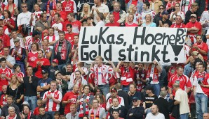 Daran konnte auch dieses Plakat der Kölner Fans nichts mehr ändern. Für 10 Millionen Euro wechselte Podolski zum Rekordmeister an die Isar