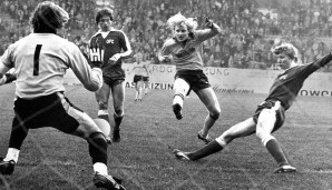 3.: Manfred Burgsmüller - 3. Der große Manni Burgsmüller hat nicht nur drei Hattricks auf dem Konto - er schaffte es sogar für zwei verschiedene Klubs! 1980 für den BVB gegen Bielefeld (5:0) und Duisburg (5:1) und 1986 für Werder gegen Nürnberg (5:3)