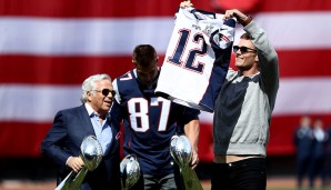 Wiedersehen: Wochenlang waren sie getrennt, nun hat Brady sein gestohlenes Trikot von Super Bowl LI zurück! Patriots-Eigner Robert Kraft (l.) präsentierte seinem Superstar das so wertvolle Erinnerungsstück