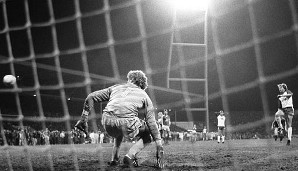 Der bekannteste Elfmeter: Bremens Kutzop (r.) kann Werder 1986 vorzeitig zum Meister machen - trifft gegen die Bayern aber nur den rechten Pfosten