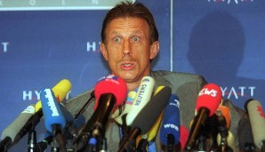 Januar 2001: Christoph Daum entschuldigt sich auf einer Pressekonferenz für seinen anhaltenden Kokainkonsum. Bei Bayer Leverkusen ist er da längst schon entlassen