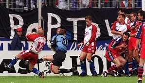19. Mai 2001: Patrick Anderssons (nicht im Bild) Glücksschuss macht die Bayern zum meister - und Schalke zum Meister der Herzen