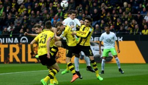 Fußball wurde in Dortmund natürlich auch gespielt. Mario Gomez nimmt es gleich mit der gesamten Dortmunder Hintermannschaft auf einmal auf