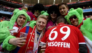 FC BAYERN - HSV 8:0 - Nicht gerade als Karnevalshochburg bekannt, doch auch in München feiert man Fasching! Und gegen den HSV sind die Bayern-Fans ja fast schon traditionell einiges zu feiern gewöhnt