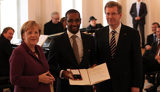 Von Kanzlerin Angela Merkel und Bundespräsident Christian Wulff erhielt Cacau das Silberne Lorbeerblatt