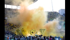 Die Fans der Borussia zündeln vor Anpfiff - minutenlang halten sich Rauchschwaden auf dem Spielfeld