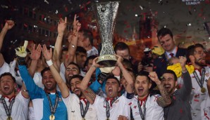 Da ist das Ding! Die Sevilla-Profis ließen ihrer Freude über ihren Titel-Hattrick freien Lauf - zurecht!