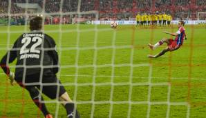 28.04.2015: Während der FCB also beide Liga-Spiele gewann, konnte sich der BVB im Pokal-Halbfinale durchsetzen. Im Elfmeterschießen versagten den sonst so kaltschnäuzigen Bayern die Nerven - kein Schütze traf, auch weil Alonso und Lahm den Halt verloren.