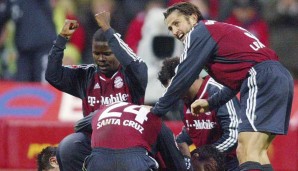 8.12.2002: Jubelstürme beim FCB. In der 66. Minute dreht Willy Sagnol die Partie und erzielt das 2:1-Siegtor