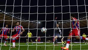 12. Mai 2014: Der FC Bayern antwortet nur kurze Zeit später im Pokalfinale. Mats Hummels' Treffer in der 65. Minute wird nicht gegeben - zu Unrecht und es kam das, was passieren musste.