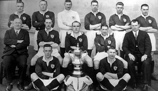 Arsenals Team von 1930: Unter Herbert Chapman (mittlere Reihe, l.) gewinnt man mit dem FA-Cup den ersten großen Titel