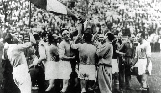 WM 1934: Italien holt den Titel und lässt Trainer Vittorio Pozzo hochleben. Im Finale bezwang man die Tschechoslowakei 2:1 n.V.