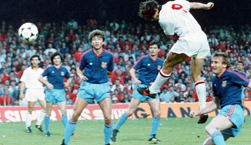 Mit Erfolg: 1989 holten die Rossoneri den Europapokal der Landesmeister. Van Basten trug mit diesem herrlichen Kopfballtreffer zum 4:0-Finalsieg gegen Steaua Bukarest bei