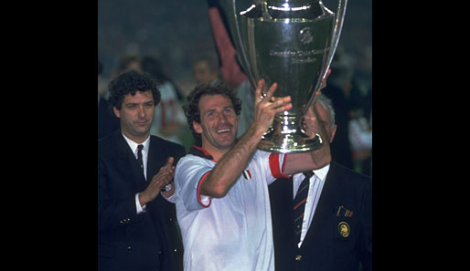 Milans Kapitän Franco Baresi war der Erste, der den riesigen Pokal in die Höhe recken durfte