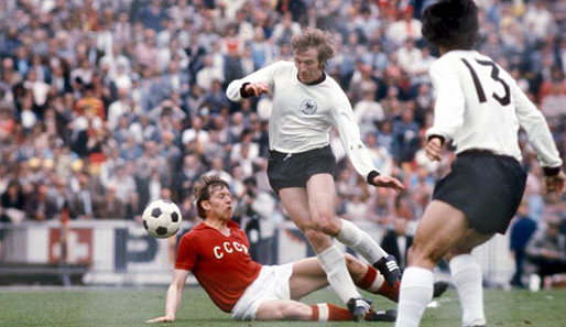 EM 1972: Im Endspiel traf die Mannschaft von Trainer Helmut Schön auf die UdSSR. Ein Doppelpack von Gerd Müller (r.) sowie Herbert Wimmer sorgen für den 3:0-Sieg