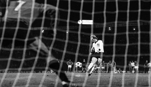 EM 1976: Die Nacht von Belgrad. Der tragische Held hieß Uli Hoeneß, der beim Stand von 3:4 i. E. den Ball in den Nachthimmel schickte. Den Titel gewann die Tschechoslowakei