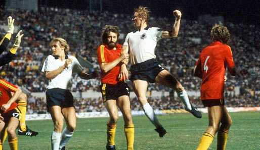 EM 1980: Im Endspiel in Rom gewann das DFB-Team mit 2:1 gegen Belgien. Mann des Spiels war Kopfballungeheuer Horst Hrubesch, der beide Tore erzielte