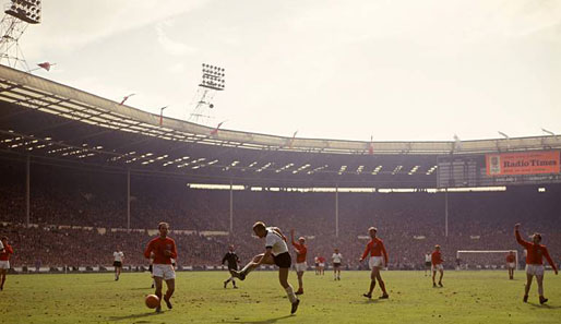 WM-Finale 1966: Im Mutterland des Fußballs kommt es zum Endspielkracher Deutschland - England. Das Tor zum 3:2 durch Geoff Hurst ging als Wembley-Tor in die Geschichte ein