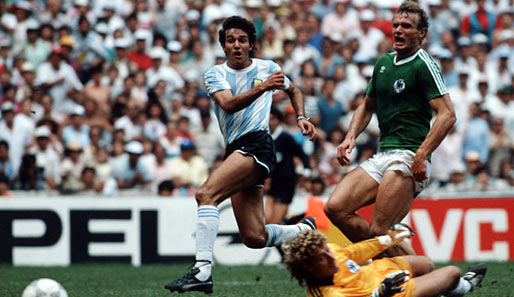 WM 1986: Auch vier Jahre später schaffte es das DFB-Team bis ins Finale und ging abermals als Verlierer vom Platz. Die Argentinier um Superstar Maradona siegten mit 3:2