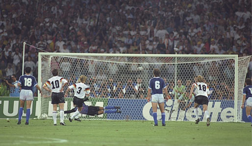 WM 1990: Alle guten Dinge sind drei. 85. Minute im Stadio Olimpico. Andreas Brehme erzielt per Elfmeter das 1:0 im Finale gegen Argentinien. Der dritte WM-Titel für Deutschland