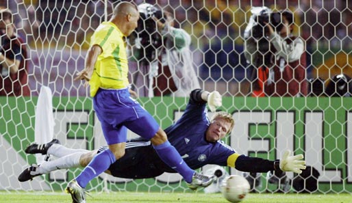 WM 2002: Nach zwei enttäuschenden Weltmeisterschaften 1994 und 1998 erreichte das Team von Rudi Völler völlig überraschend das Finale. Dort gewinnt Brasilien mit 2:0