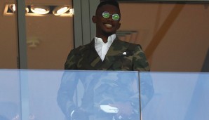 Swaguel Eto'o überzeugte beim Confed-Cup-Spiel zwischen Kamerun und Chile mit einem stilsicheren Camouflage-Sakko gepaart mit einer reflektierenden 70er-Jahre-Sonnenbrille und einem breiten Ich-kann-mir-alles-erlauben-Grinsen