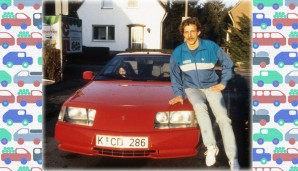 Christoph Daum anno 1987 mit seinem Renault Alpine. Man kann auf diesem Bild unheimlich viel entdecken. Was macht die Dame auf dem Beifahrersitz? Smartphones gab's ja noch nicht. Jemand Lust auf Tiefgekühltes?
