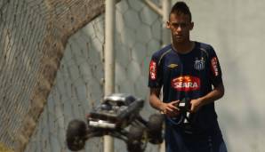 "Fußballer und ihre Autos" geht übrigens auch ganz anders, wie ein junger Neymar hier unter Beweis stellt. Kleiner Scherz. So, spätestens jetzt wird es richtig kultig!