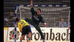 1998, SCHWEDEN: In Italien geht es für den späteren Sieger u.a. gegen Deutschland. Auch für Torwart Jan Holpert sind Schwedens Angreifer nicht zu stoppen