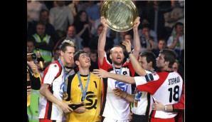 2004, DEUTSCHLAND: Besser machte es das DHB-Team zwei Jahre später. In Slowenien gibt's den ersten kontinentalen Erfolg für Schwarz-Rot-Gold