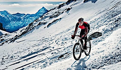Der Mann beschreitet neue Wege: Jan Frodeno beim Rad-Training auf dem Dachstein-Gletscher