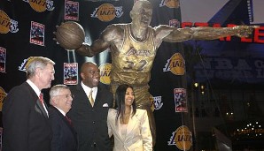 Gemeinsam mit Ehefrau Cookie wohnte Magic der Zeremonie bei. NBA-Commissioner David Stern und Lakers-Legende Jerry West gratulierten