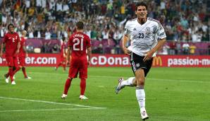 Seine Nationalmannschaftskrise beendete er bei der EM 2012. Trotzdem hagelte es Mehmet Scholls berühmte Kritik, Gomez habe sich "wundgelegen".