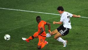 Daraufhin traf Gomez im nächsten Spiel gegen die Niederlande gleich doppelt getroffen. Scholls Kritik konterte er nach dem Spiel nüchtern: "Es geht nicht um Mario Gomez, es geht um Deutschland und noch viel weniger um Mehmet Scholl".