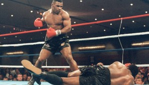 1986: Tyson streckt Titelverteidiger Trevor Berbick in der 2. Runde nieder und wird jüngster Champion aller Zeiten