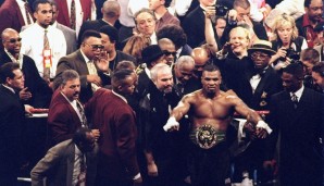 1990 war Tyson der erste Weltmeister im Schwergewicht, der alle drei Gürtel vereinte. Dazu der bestverdienendste Sportler des Planeten. Hinter ihm sieht man die, die ein Stück vom Kuchen abhaben wollten