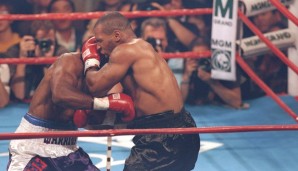 Und im Rückkampf leistete sich Tyson 1997 den Aussetzer, für den er berühmt werden sollte