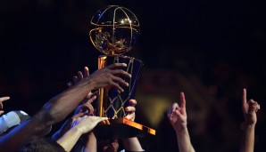 Da ist das Ding! Seit 1947 wird in den USA der Champion der Basketball-Welt gekürt (zuerst die BBA, seit 1950 die NBA). Seit 1984 bekommt der Meister die Larry O'Brien Trophy. Wer hat am häufigsten gejubelt?