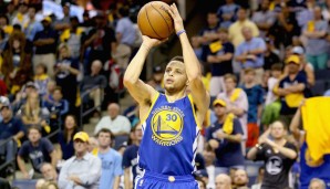 In dieser Saison hat sich Curry auch noch einmal persönlich verbessert. Er versenkte insgesamt sensationelle 402 Dreier - einsamer Rekord!