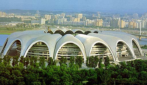 Nicht etwa das Maracana in Rio, sondern das Stadion des 1. Mai in Pjöngjang/Nordkorea ist die größte Schüssel der Welt. Fassungsvermögen: 150.000 Plätze