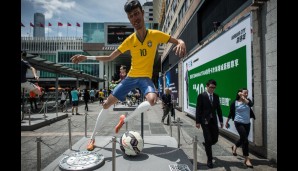 Ein anderer Weltstar ist schon verewigt: Die Comic-Statue von Neymar - bekannt aus den Werbespots im TV - am Flughafen von Hongkong