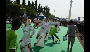 Die Prominenz der Königlichen reicht sogar bis nach Indonesien: Fußballverrückte Kinder dribbeln um Slalomstangen mit dem Abbild von Gareth Bale