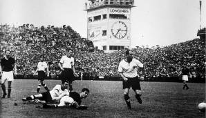 Wie kann man diese Diashow anders beginnen als mit dem "Wunder von Bern"? 1954 holte sich die deutsche Nationalmannschaft als krasser Außenseiter den WM-Titel und bezwang im Finale die Übermannschaft aus Ungarn mit 3:2.