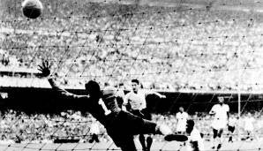Bei der Heim-WM 1950 zauberten sich die Brasilianer mit wunderschönem Fußball ins Finale. Uruguay hatte sich derweil mehr schlecht als recht ins Endspiel gehievt. Trotzdem kämpften die Urus die haushohen Favoriten sensationell mit 2:1 nieder.