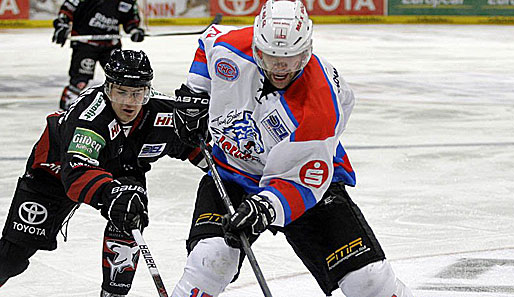 Vitalij Aab (r.) von den Nürnberg Ice Tigers bleibt bis 2013