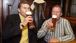 Hans Zach (r.) und Klaus Augenthaler gönnen sich ein Bierchen