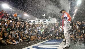 Lewis Hamilton wurde in der Boxengasse des Yas Marina Circuit ausgiebig gefeiert