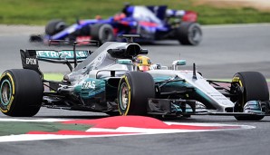 Lewis Hamilton testet seinen neuen Mercedes
