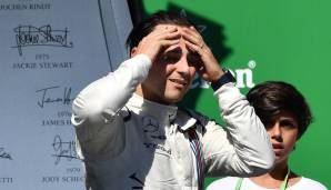 Weil Felipe Massa zum letzten Mal vor heimischen Fans ein Formel-1-Rennen fuhr, darf er mit aufs Siegerpodium. Die Rührung ist ihm anzusehen